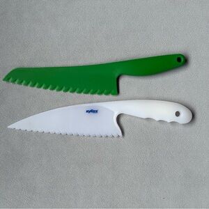 Set of 2 ~ Lettuce Knife ~ Green & White